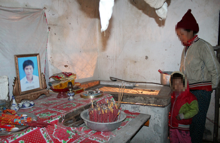 Thờ[-]trăn[-]trong[-]nhà[-]vì[-]tin[-]đó[-]là[-]hiện[-]thân[-]của[-]con[-]trai[-]1